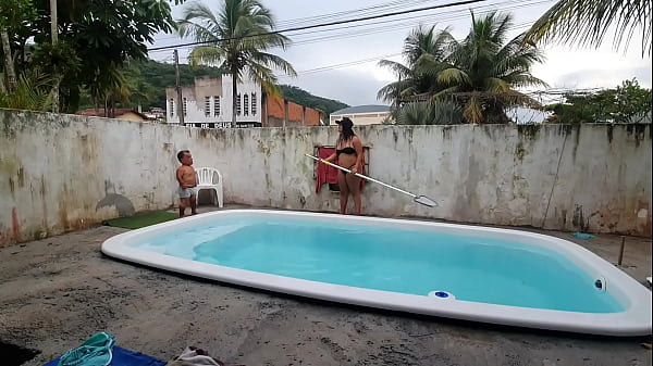 famous dwarf from the honeymoon television at the beach Zezinho Teves and Paty Bumbum in Brazil