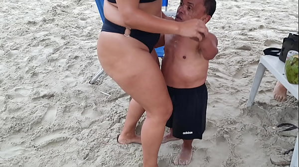 famous dwarf from the honeymoon television at the beach Zezinho Teves and Paty Bumbum in Brazil