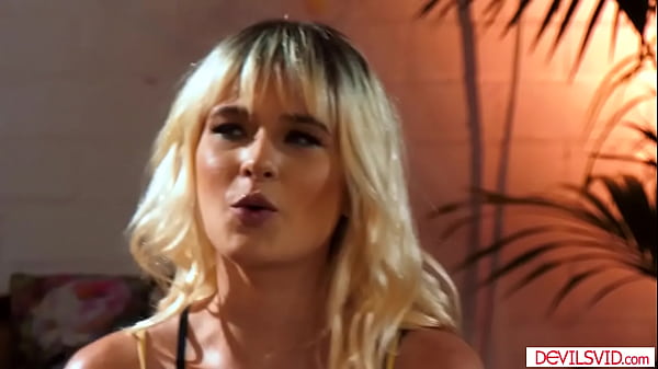 Lesbian babe toying her stepsis pussy