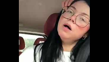 新しいメガネをかけて運転中に喫煙