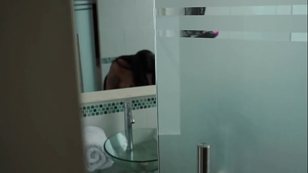 La pareja de amantes se encontr&oacute; en un hotel barato, pero pronto descubrieron que lo que realmente necesitaban era estar juntos en la comodidad de su habitaci&oacute;n.