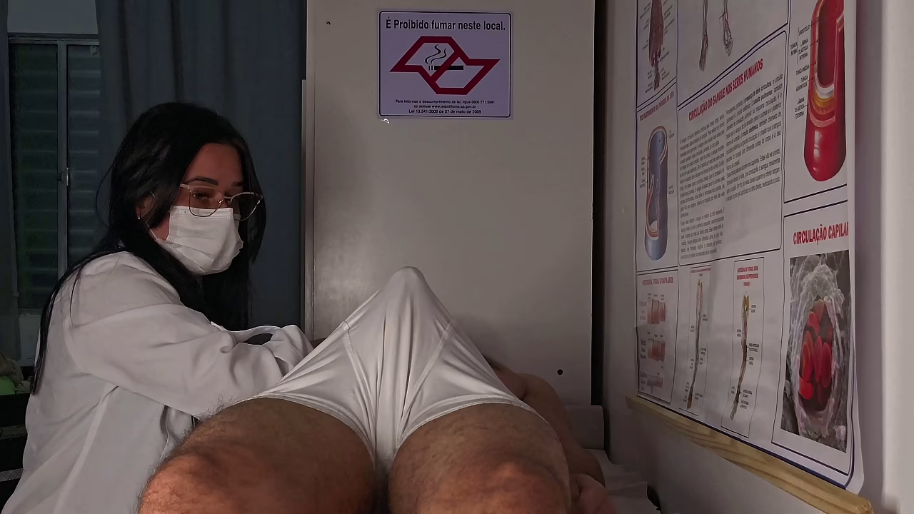 ¡La enfermera y la esteticista observan la erección del paciente!