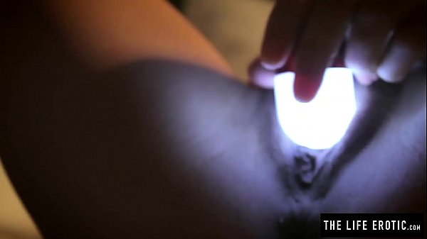 Sleepless girl rubs her clit at night with a hand held light