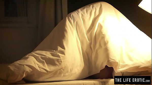 Sleepless girl rubs her clit at night with a hand held light