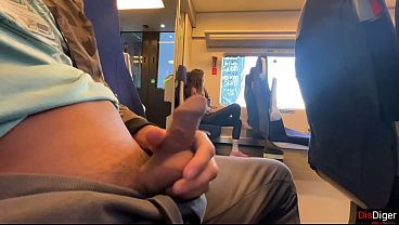 見知らぬ女の子が電車の中で人前で自慰行為をして、私にオーラルセックスをしてくれた