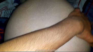 En 4 con un plug anal y la verga dentro