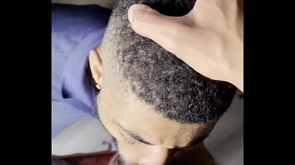 Download Video - MOLEQUE DOTADO FUDEU GOSTOSO E ME DEU LEITINHO