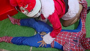 Download Video - WHAT A DELICIOUS SQUIRT&excl; Two beautiful stepsisters have sex with Spider-Man at Christmas