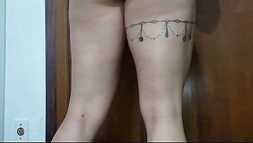 セクシーなラテン系美女が男のペニスを疼かせる。