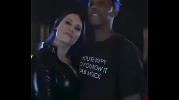 Met CuckoldressV at splash. Holy fuck she's sexy. And her ass is hidden. She couldn't even find it lmaooooo bullsandqueens