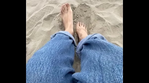 Playa y pies en la arena