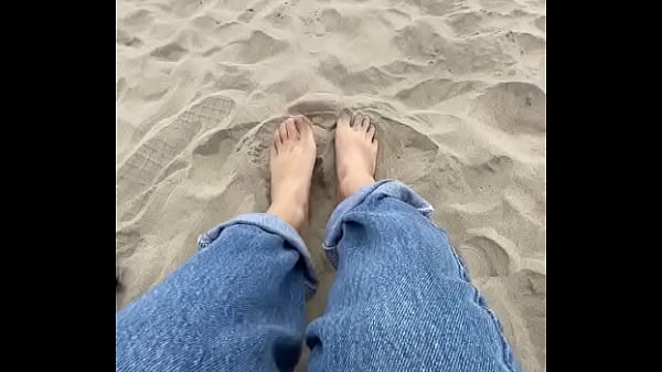 Playa y pies en la arena