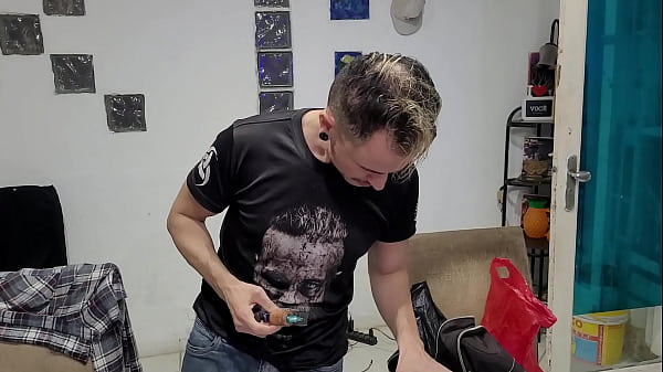 Sarado da academia  passa perto de mim n&atilde;o aguentei chupei pau dele no meio da rua.