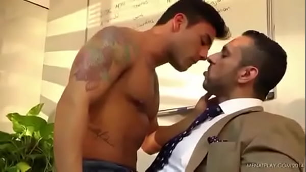 Download Video - Joven hace lo que sea para subir su calificacion