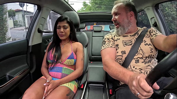 Download Video - A Milf mulata entrou na carona e liberou at&eacute; o cuzinho no pelo - Iara Alves