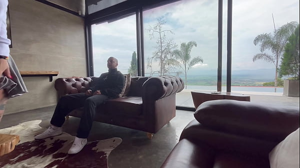 Mi mejor amigo me folla en el sof&aacute; cuando su novia se fue y nos dej&oacute; solos