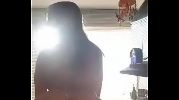 Rica venezolana enseñando cuerpaso