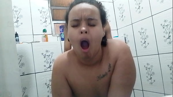 Download Video - A SAFADA DA MINHA ESPOSINHA VEIO ME PROVOCAR NO BANHEIRO BOTEI ELA NA CHAPA E GOZEI DENTRO DA PUTINHA ELA AMA MEU LEITINHO QUENTINHO NA BUCETA DELA