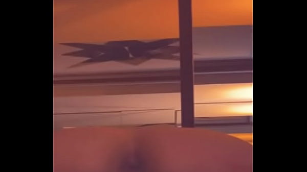 Mi compañero de habitacion llega mareado del bar lo toco por encima de su ropa hasta exitarlo