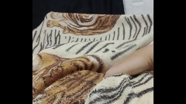 jovencita llega de la universidad a ue se la folle su padrastro