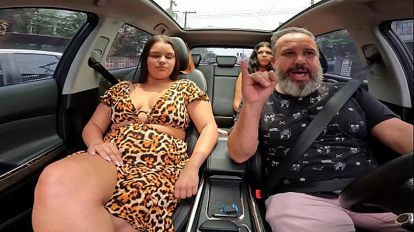 Young beginner takes everything off and gives a blowjob in the car in the middle of traffic - Maria Bittencourt