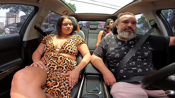 Young beginner takes everything off and gives a blowjob in the car in the middle of traffic - Maria Bittencourt