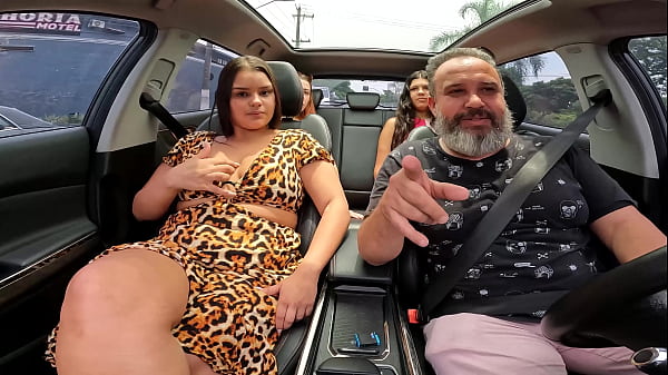 Young beginner takes everything off and gives a blowjob in the car in the middle of traffic - Maria Bittencourt