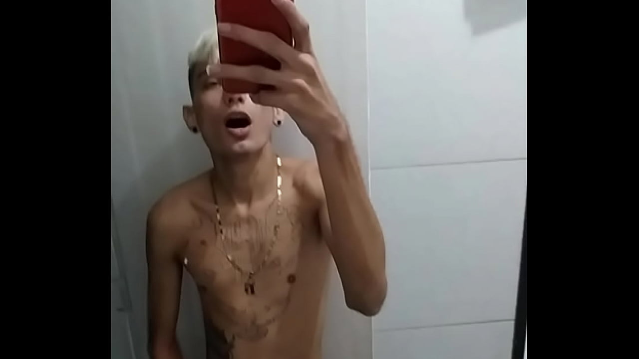 Pajeándose en el baño después del partido de fútbol
                   amateur solo new handsome man muchos negros