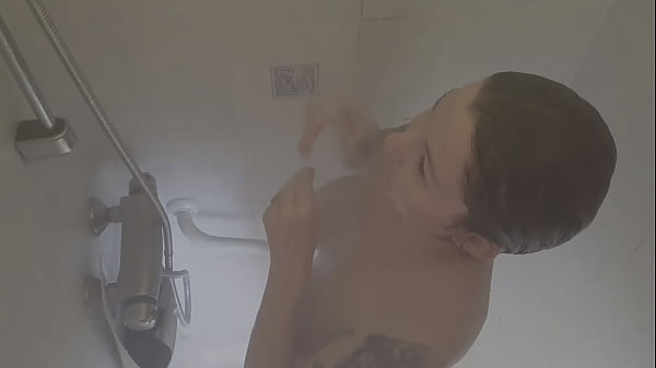 Surprise sous la douche. Bisous mes amours