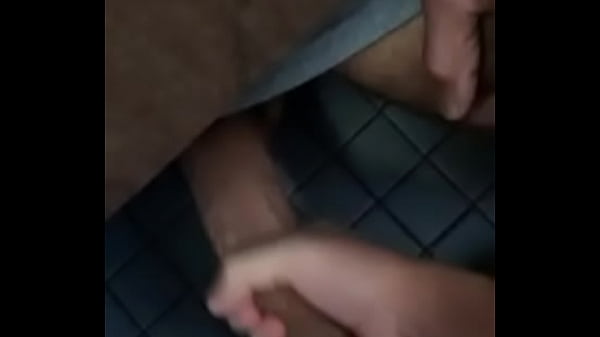 Download Video - M&atilde;o amiga no banheiro p&uacute;blico