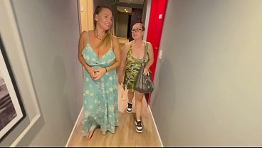 HOT STEP MOTHER FUCK A DELIVERY MAN WHO CAME TO DELIVERED GIFTS