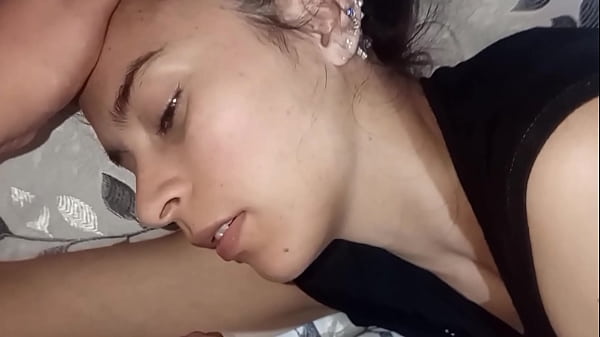 She runs away from home, I catch her inviting her to my apartment, and after offering her accommodation and a delicious meal, she pays me with her ass to collect my great support, here bitch, uff stay and live, roof and food plus fucking for sure