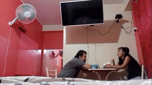 She runs away from home, I catch her inviting her to my apartment, and after offering her accommodation and a delicious meal, she pays me with her ass to collect my great support, here bitch, uff stay and live, roof and food plus fucking for sure
