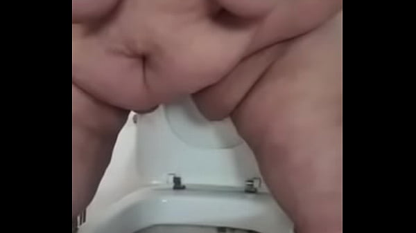 Fat girl pissing while peeing