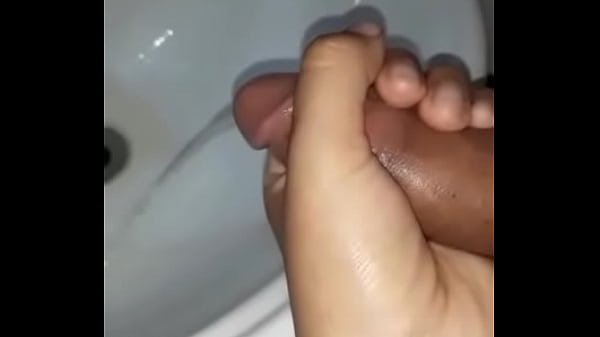 Download Video - Lo masturbo hasta hacerlo orinar part 2