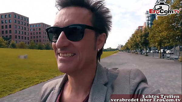 Download Video - Lustiger &auml;lterer deutscher Mann trifft su&szlig;e studentin touristin auf der stra&szlig;e und fickt sie