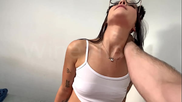 Socando fundo na bucetinha da ruiva safada e enchendo a boquinha dela de leite