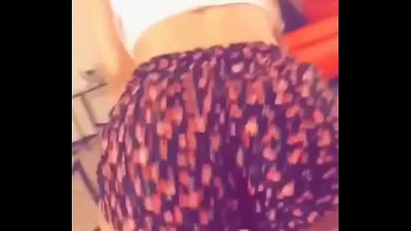 Honeymoe twerking close up
