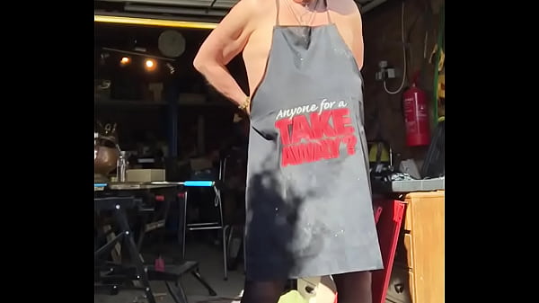 Download Video - Wanking outside my garage feels exciting