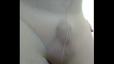 Nasses Spiel in geschenkter Feinstrumpfhose