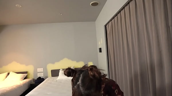 Download Video - 150cm貧乳口リ体型の看板娘を店外同伴させてホテルに連れ込み密会SEX！小さな身体に巨根を挿入されて、ガンガン突かれる感じがたまらなくエロい！〆にお店のチャイナ服着せて特濃交尾！