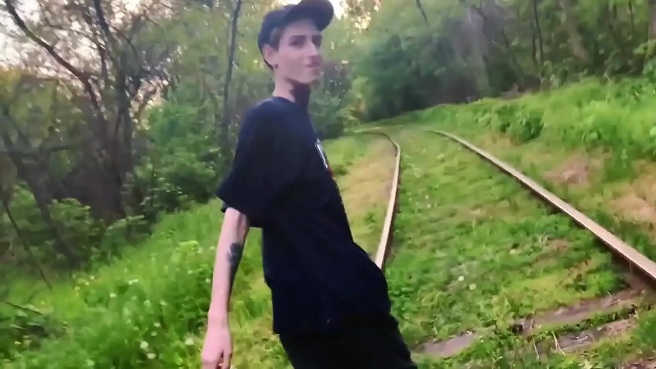 Ayuda a un amigo en el bosque
                    cumshot cum outdoor blowjob handjob gay sex muchos negros