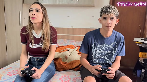 لقد استمتعت بالجلوس على أخي غير الشقيق عندما غادرت زوجة أبي &lpar;كاملة على الأحمر&rpar;