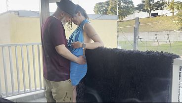 パーティーの最中、バルコニーで見知らぬ人同士がキスをしていた。