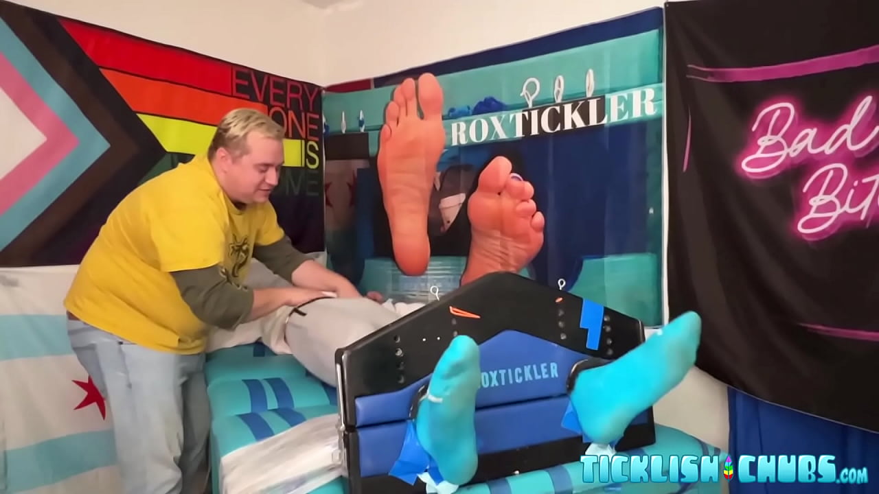 El flaco amateur Chase se ríe mientras Matt le hace cosquillas
                    chubby fetish bound feet chase toes matt foot fetish feet fetish ticklishchubs muchos negros