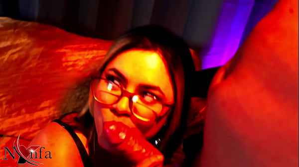 A amiga entrou na brincadeira e acabou se entregando ao prazer do casal