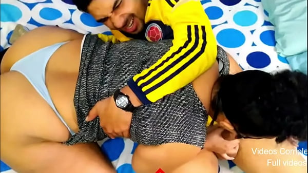 JOVEN TRAVIESO GRABA A SUS VECINOS ATRAVES DE LA VENTANA