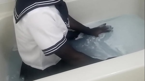 セーラー服と黒ストッキングを着てローション風呂で遊ぶ