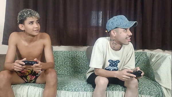 Download Video - Ensinando meus enteados virgem a transar