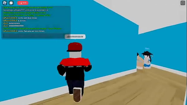 Novinha comendo uma mulher escondida no roblox